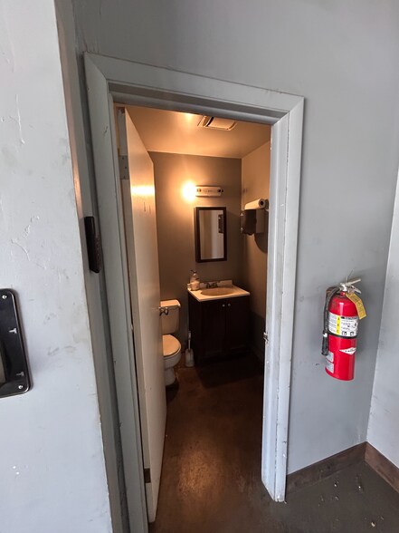 More Photos Of 122 Navajo St, Salt Lake City Manufacturing For Lease