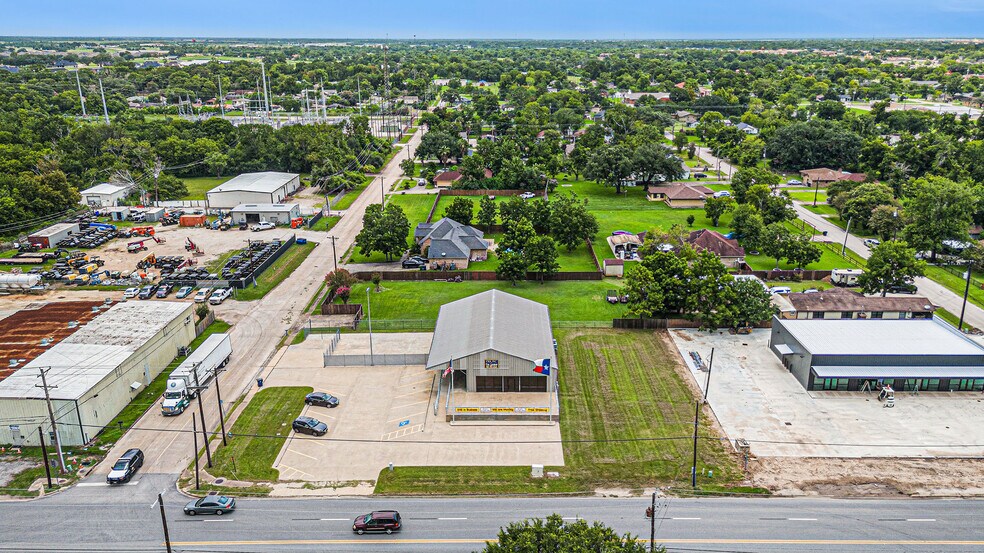 More Photos Of 110 N Walker St, Angleton Warehouse For Lease