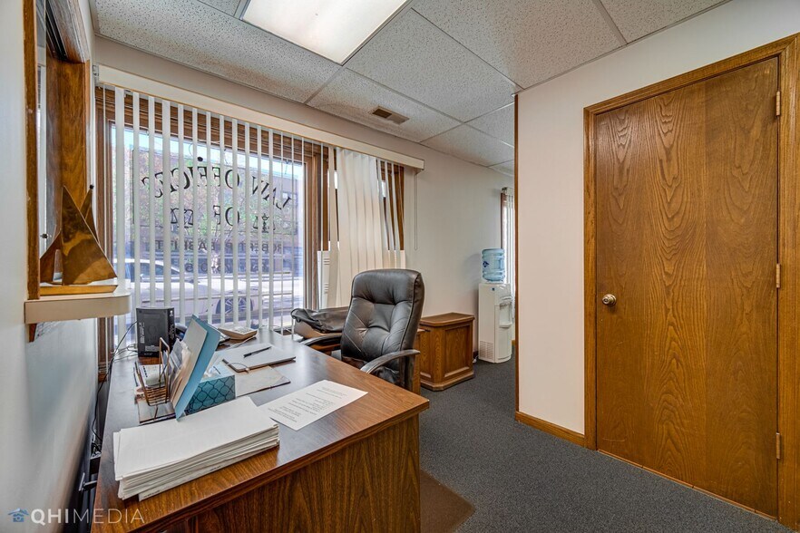 More Photos Of 6121 N Northwest Hwy, Chicago Office For Sale
