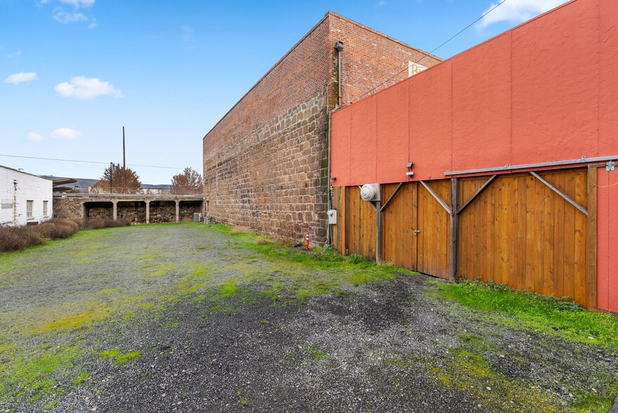 More Photos Of 205 Court St, The Dalles Restaurant For Sale