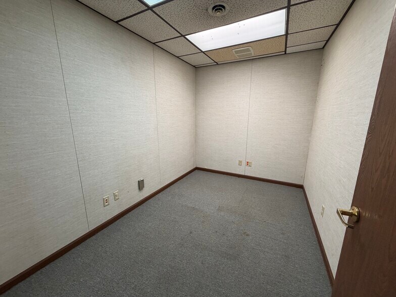 More Photos Of 305 N Mason St, Carrollton Office For Sale