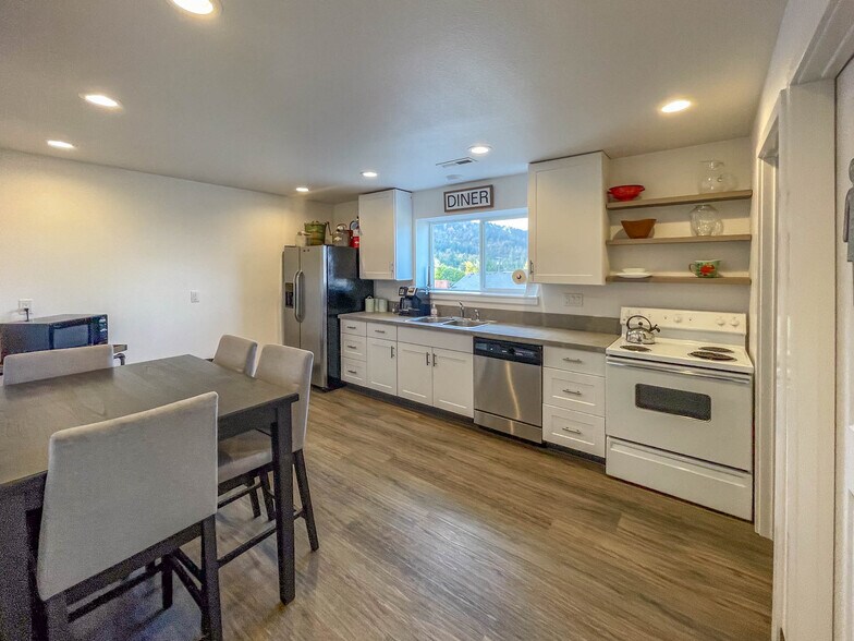 More Photos Of 1625 W Duke Rd, Sutherlin Warehouse For Sale