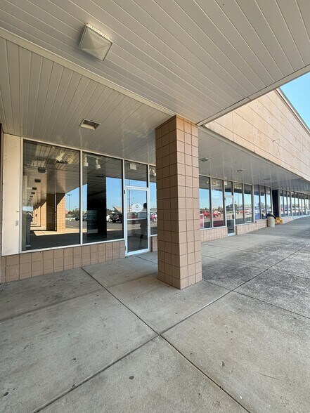 More Photos Of 700-720 N 12th St, Murray Storefront For Lease
