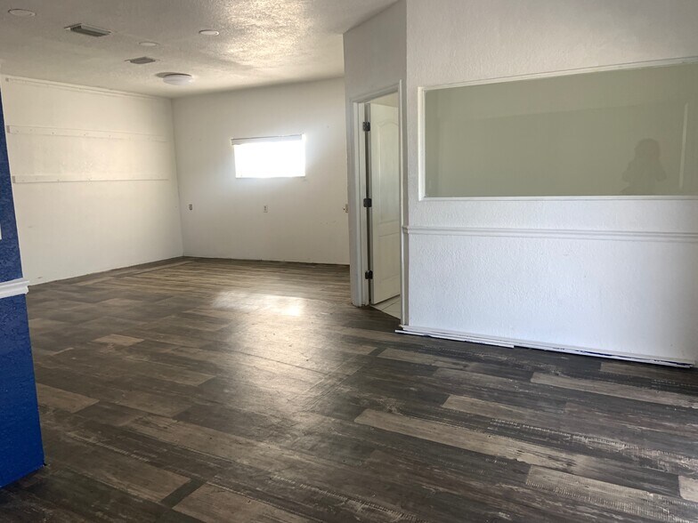 More Photos Of 4081 S Access Rd, Englewood Flex For Lease