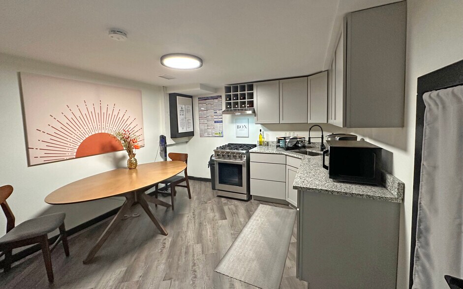 More Photos Of 32300 Grand River Ave, Farmington Office For Lease