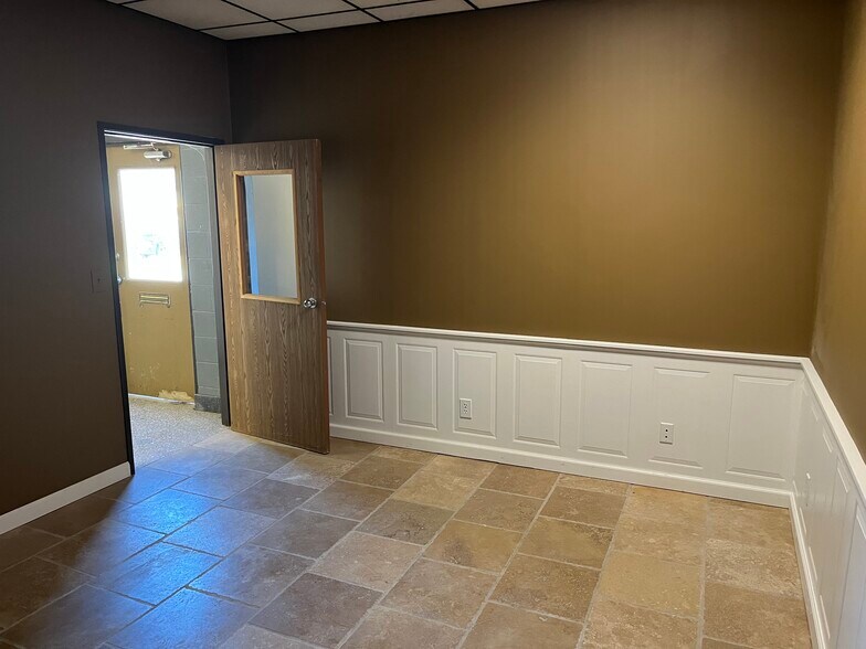 More Photos Of 1115 Lawrence Dr, Columbus Warehouse For Lease