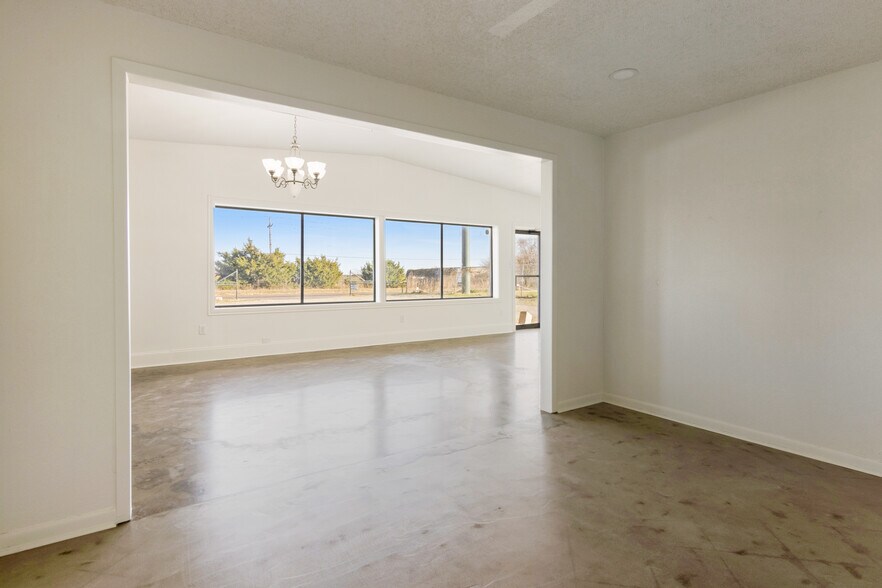 More Photos Of 4737 TX-91, Denison Showroom For Lease