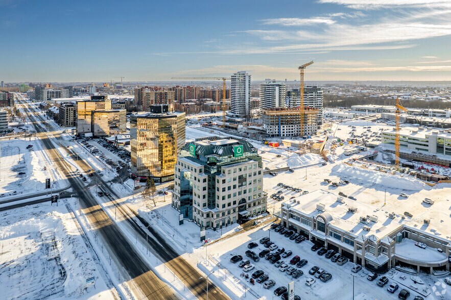 More Photos Of 2550 Boul Daniel-Johnson, Laval Office Residential For Lease
