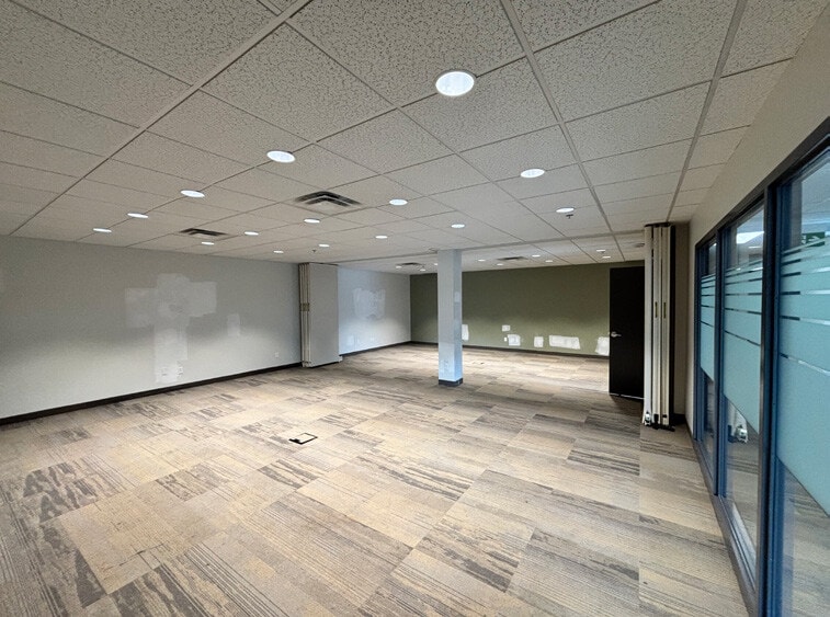 More Photos Of 405 Britannia Rd E, Mississauga Light Distribution For Lease