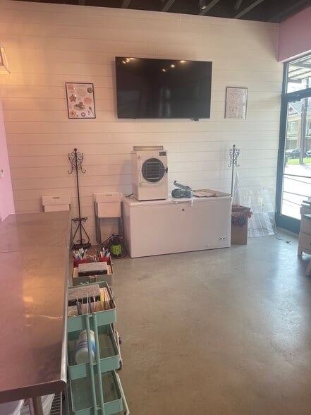 More Photos Of 305 W 27th St, Bryan Storefront For Lease