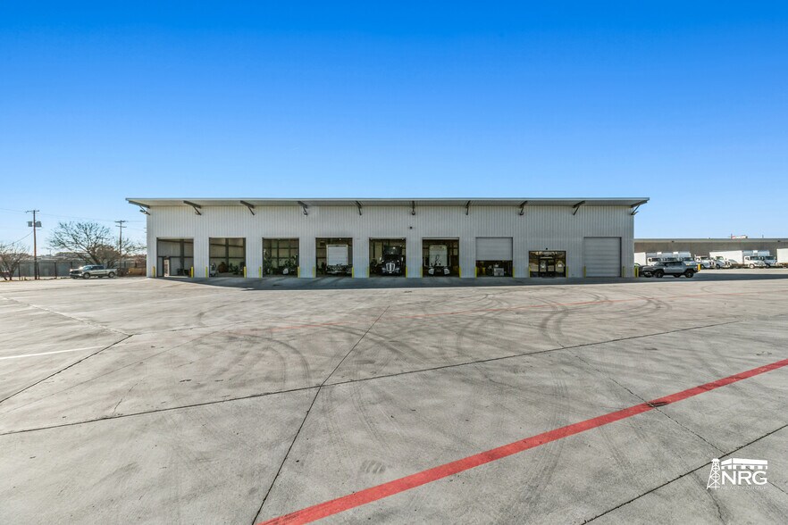 More Photos Of 2626 W Pioneer Pky, Grand Prairie Truck Terminal For Lease