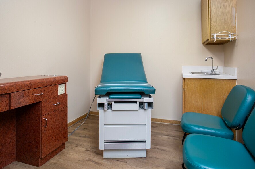 More Photos Of 707 N Waldrip St, Grand Saline Hospital For Lease