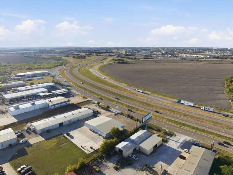 More Photos Of 4980 S Loop 340, Robinson Showroom For Lease