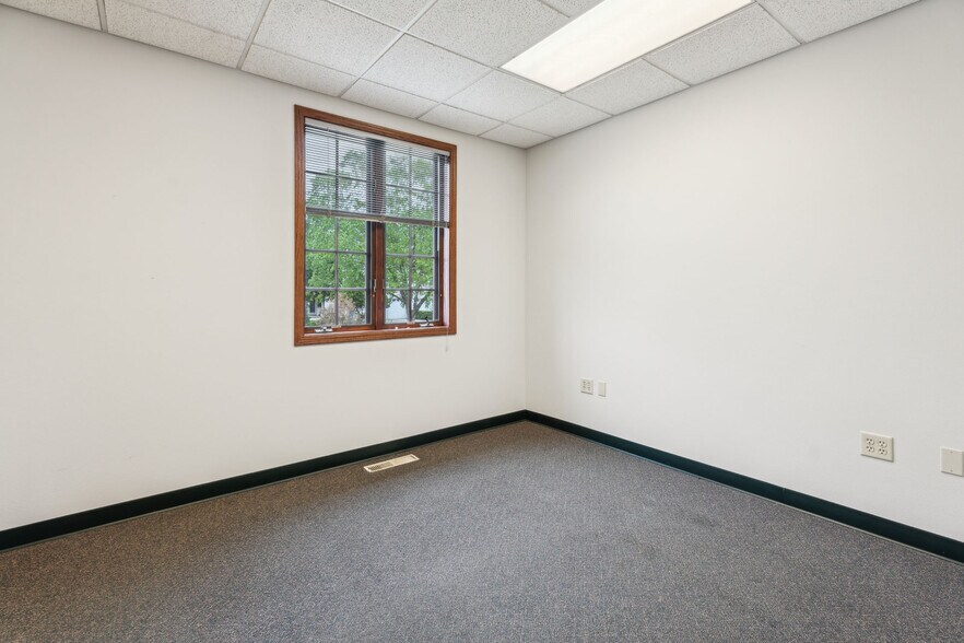 More Photos Of 952 S Park Ave, Fond Du Lac Medical For Sale