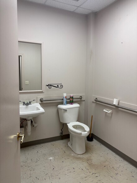 More Photos Of 16600-16622 N Western Ave, Edmond Unknown For Lease