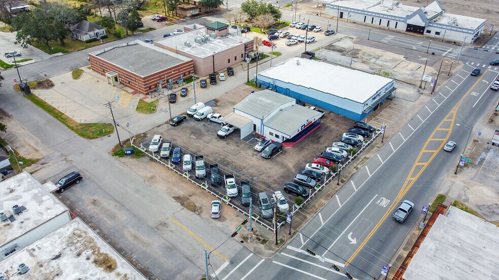 More Photos Of 120 E Mulberry St, Angleton Auto Dealership For Lease