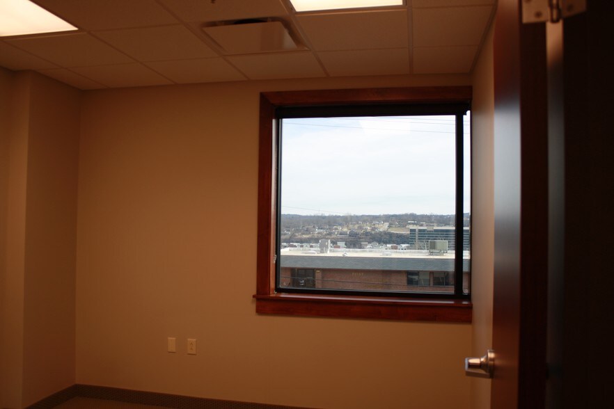 More Photos Of 500 W Main St, Branson Office For Lease