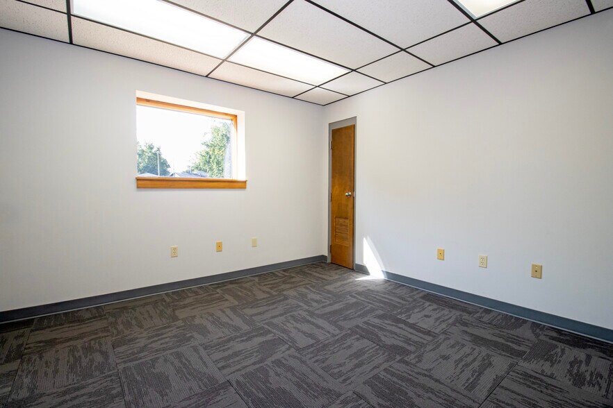 More Photos Of 390 E Wood St, Shreve Light Manufacturing For Lease