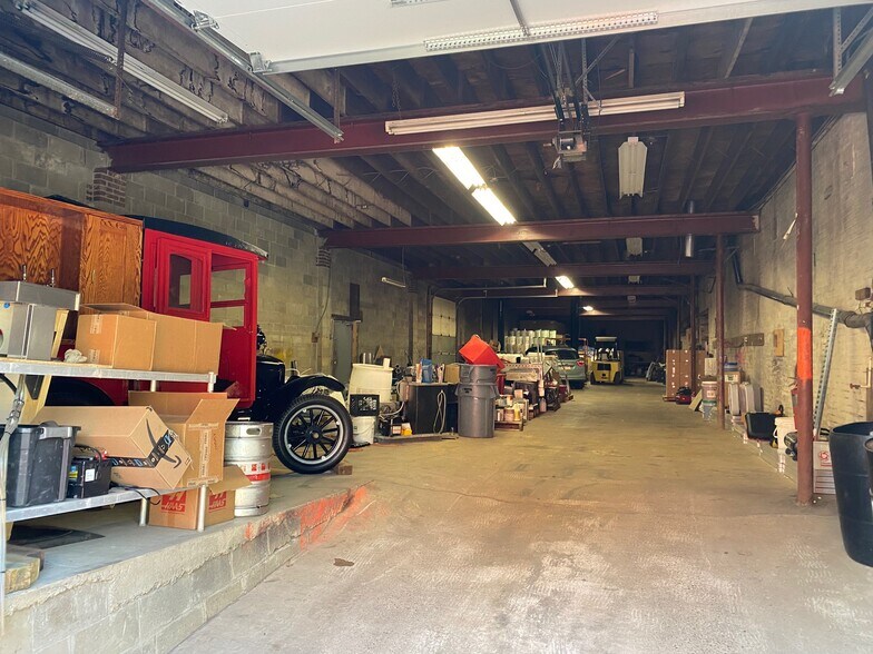 More Photos Of 2021 Tustin St, Pittsburgh Warehouse For Lease