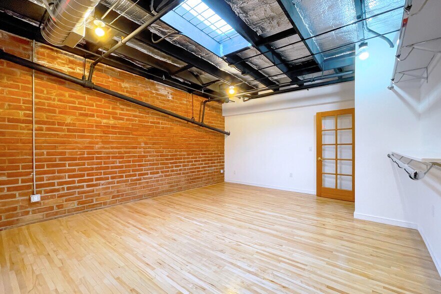 More Photos Of 5401 W Alvern Cir, Los Angeles Office Residential For Lease