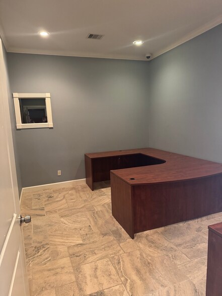 More Photos Of 17125 Groeschke Rd, Houston Warehouse For Lease