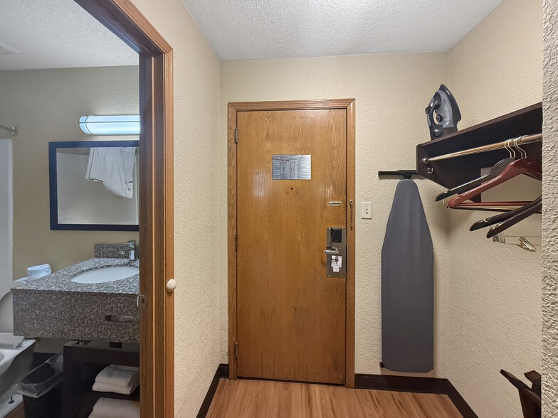 More Photos Of 5020 NE 14th St, Des Moines Hotel For Sale