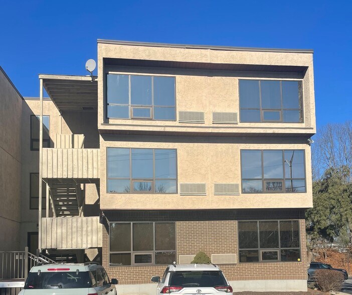 More Photos Of 567 Vauxhall St, Waterford Medical For Lease