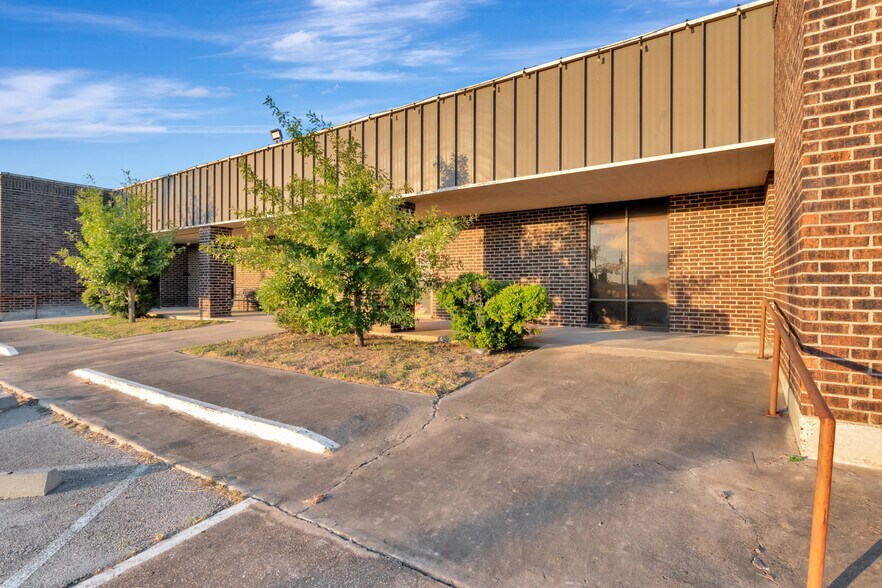 More Photos Of 104 Teakwood Dr, Victoria Medical For Sale