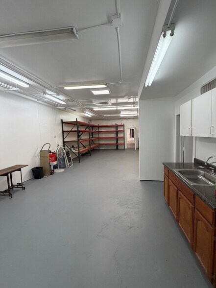 More Photos Of 913-915 S Victory Blvd, Burbank Storefront For Sale