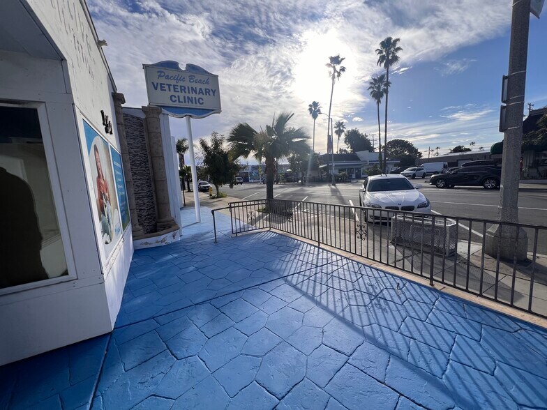 More Photos Of 1360 Garnet Ave, San Diego Office For Lease