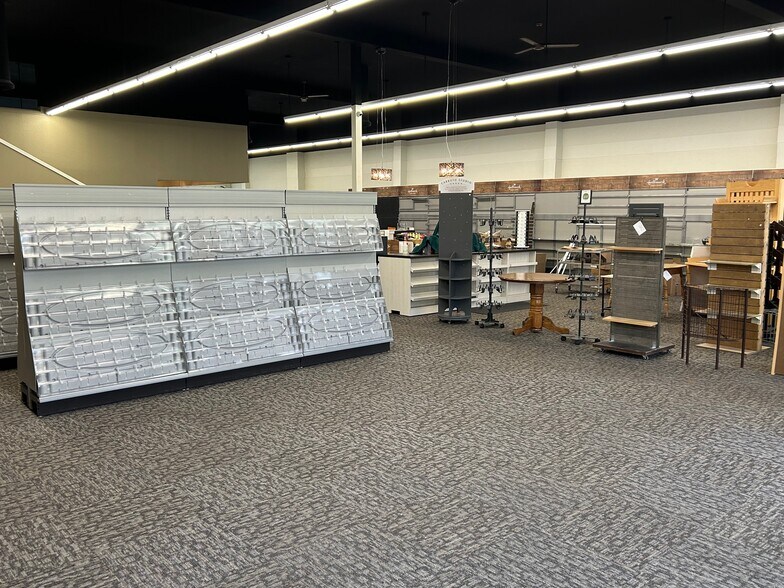 More Photos Of 221 S 1st St, Mount Vernon General Retail For Lease