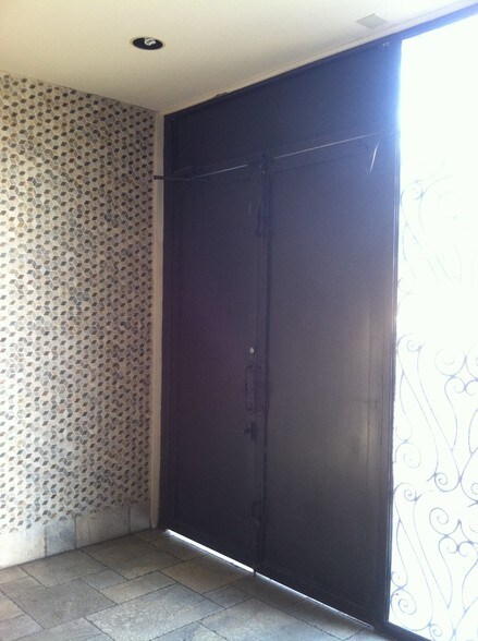 More Photos Of 421-425 S Fairfax Ave, Los Angeles Medical For Lease