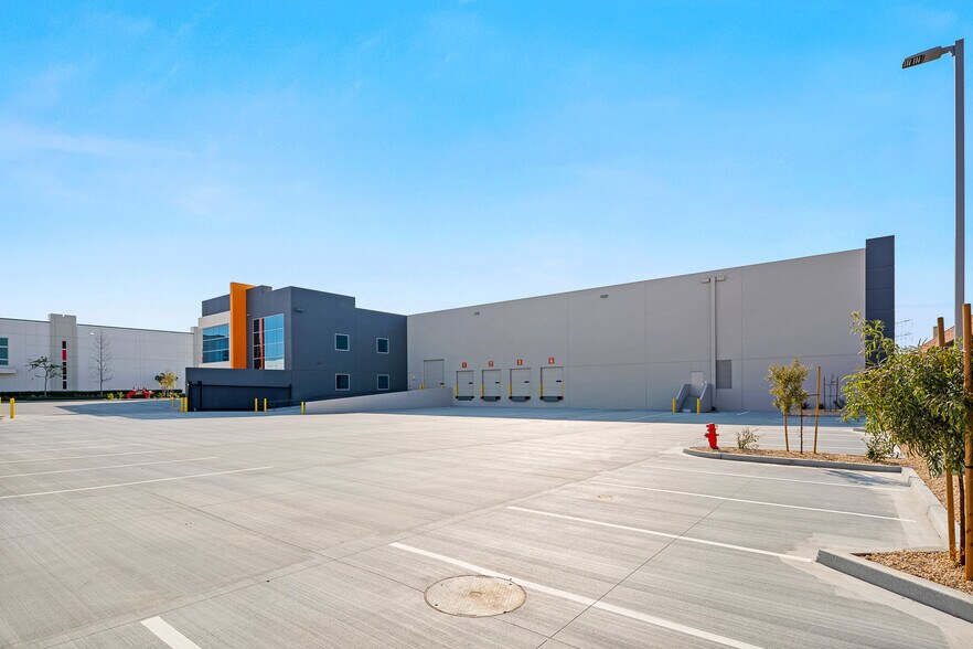 More Photos Of 5637 E 61st St, Commerce Unknown For Lease