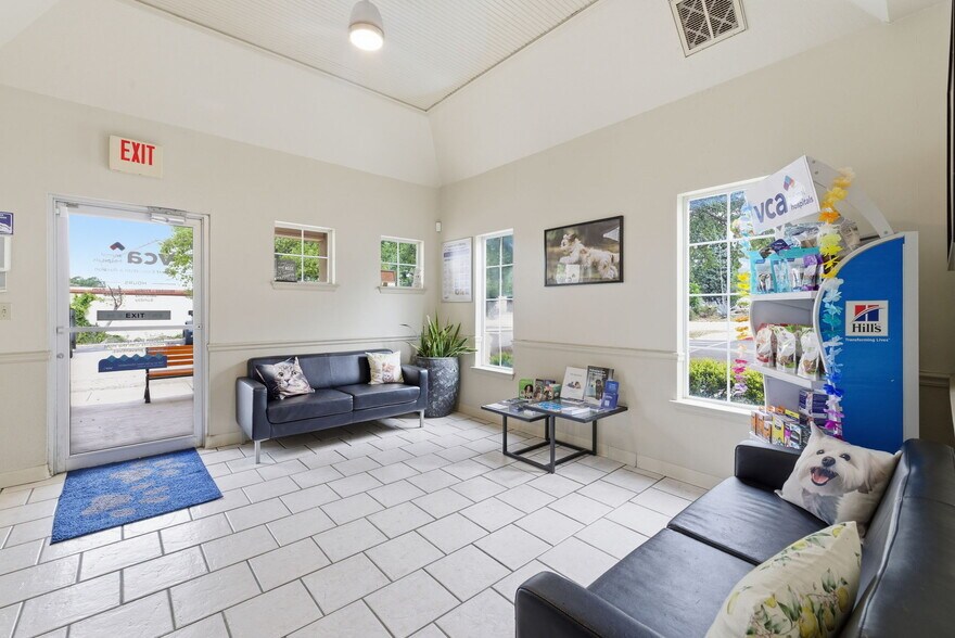 More Photos Of 2558 Thousand Oaks Dr, San Antonio Veterinarian Kennel For Sale