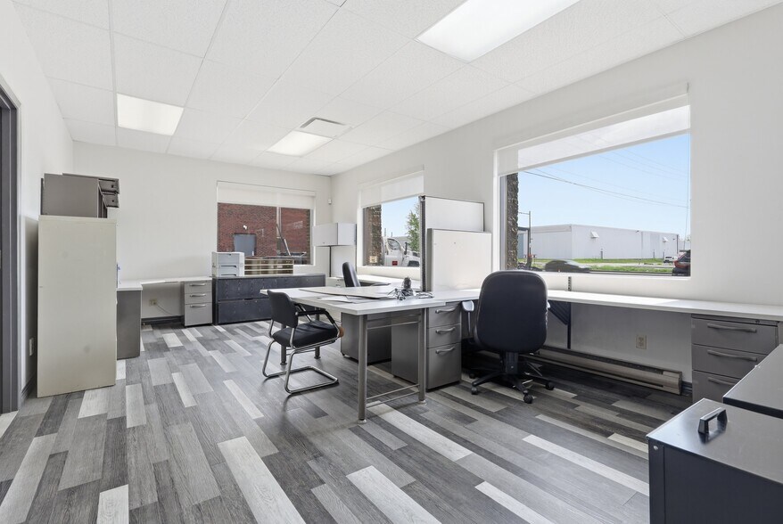 More Photos Of 8905 Boul Henri-Bourassa O, Saint-Laurent Showroom For Lease