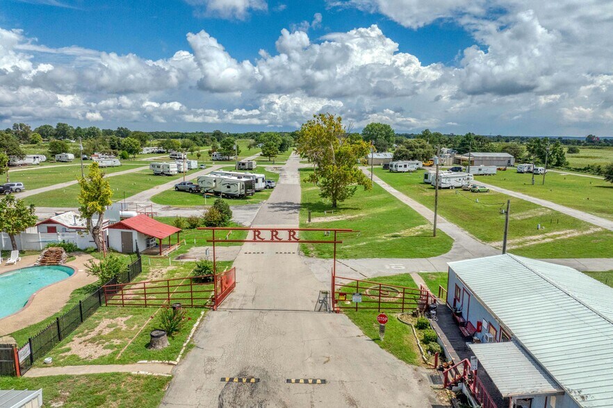 Primary Photo Of 19691 US Highway 77, Thackerville Trailer Camper Park For Sale
