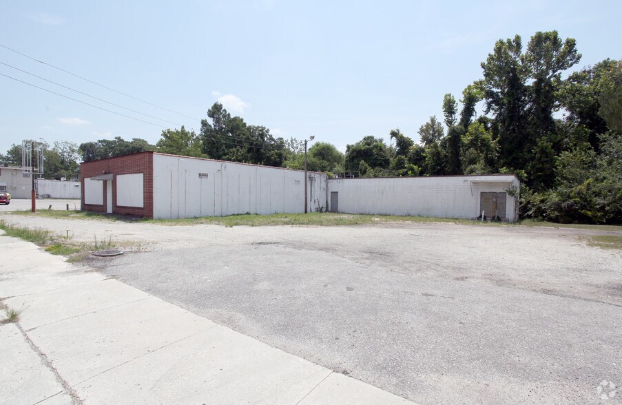 More Photos Of 2006 Princess Place Dr, Wilmington Freestanding For Sale