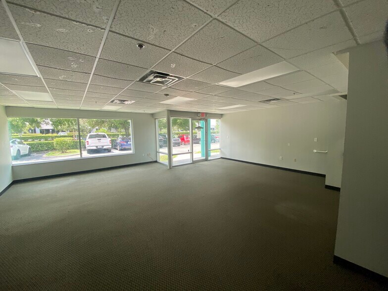 More Photos Of 7575 Kingspointe Pky, Orlando Showroom For Lease