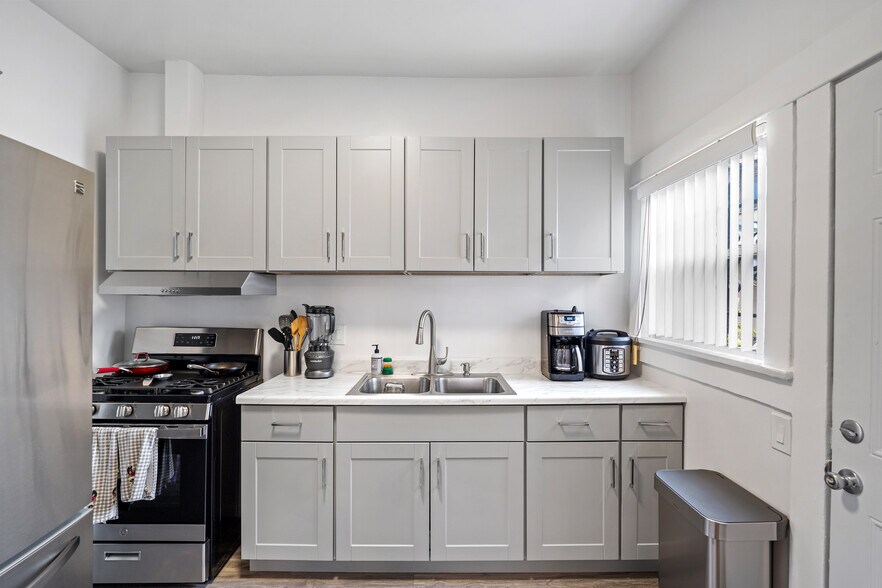 More Photos Of 204 S Serrano Ave, Los Angeles Apartments For Sale