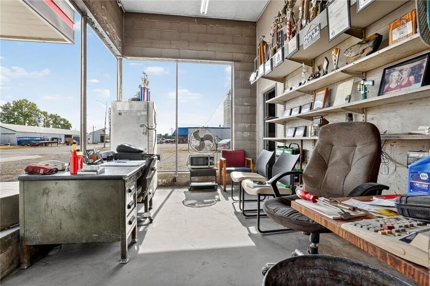 More Photos Of 101 NW Railroad St, Odessa Specialty For Sale