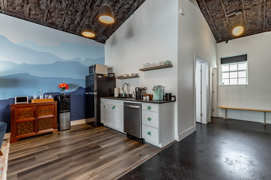 More Photos Of 2502 Cummings Hwy, Chattanooga General Retail For Sale