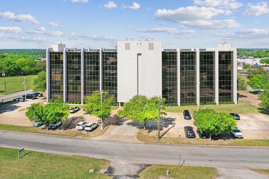 More Photos Of 1800 Teague Dr, Sherman Office For Sale