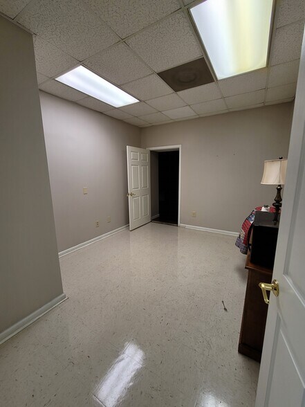 More Photos Of 148 Industrial Park Dr, Rockingham Warehouse For Sale