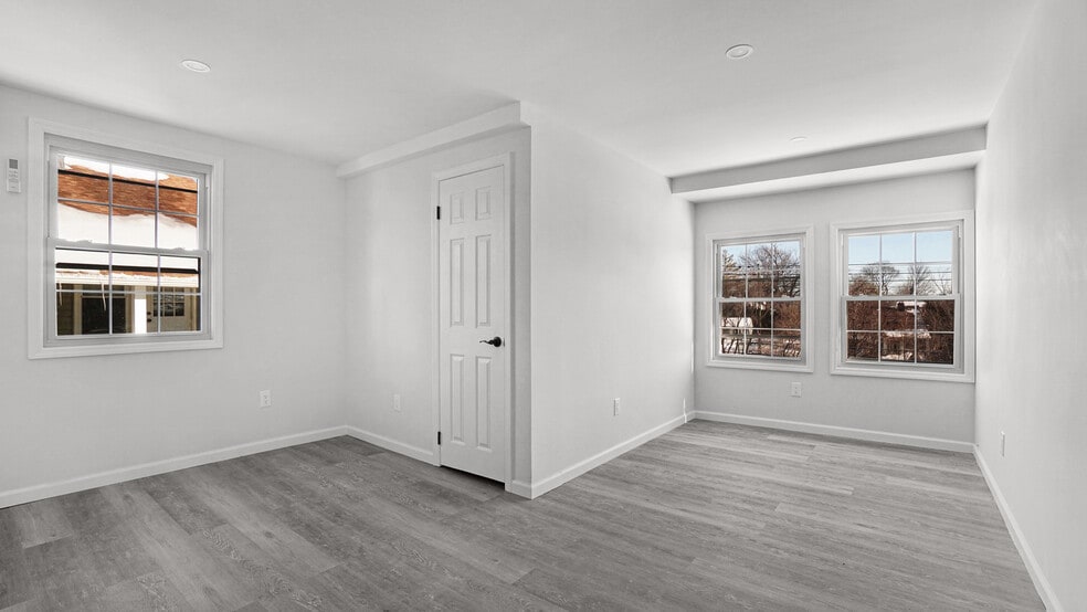 More Photos Of 129 New Dorp Plz, Staten Island Office Residential For Sale