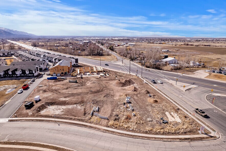 More Photos Of 2135 700 w, Harrisville Freestanding For Lease