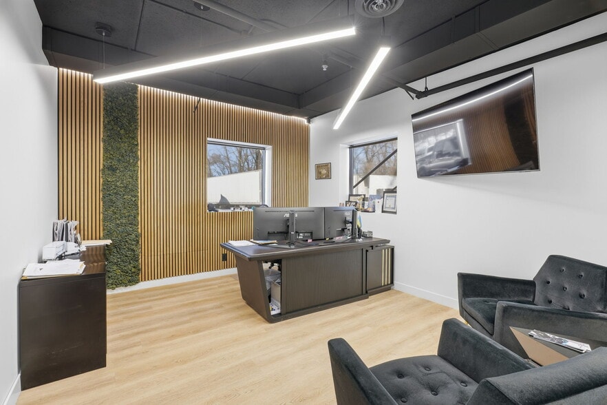 More Photos Of 8201 NE Hickory St, Minneapolis Truck Terminal For Sale