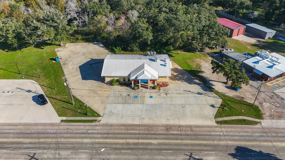 More Photos Of 918 W Plantation Dr, Clute Restaurant For Sale