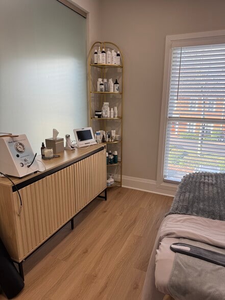 More Photos Of 610 Colonial Park Dr, Roswell Medical For Lease