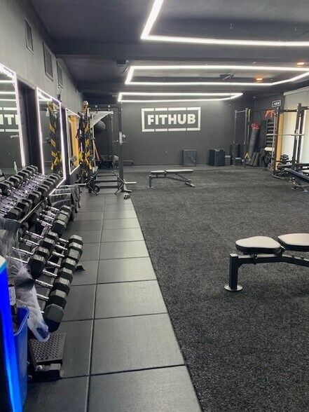 More Photos Of 421-425 S Fairfax Ave, Los Angeles Medical For Lease