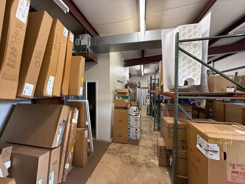 More Photos Of 1601 Spring Dr, Opelika Showroom For Lease